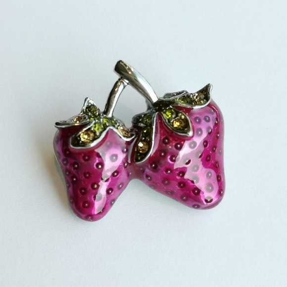 Strawberry brooch pin enamel crystals 🆕 - Picture 1 of 5
